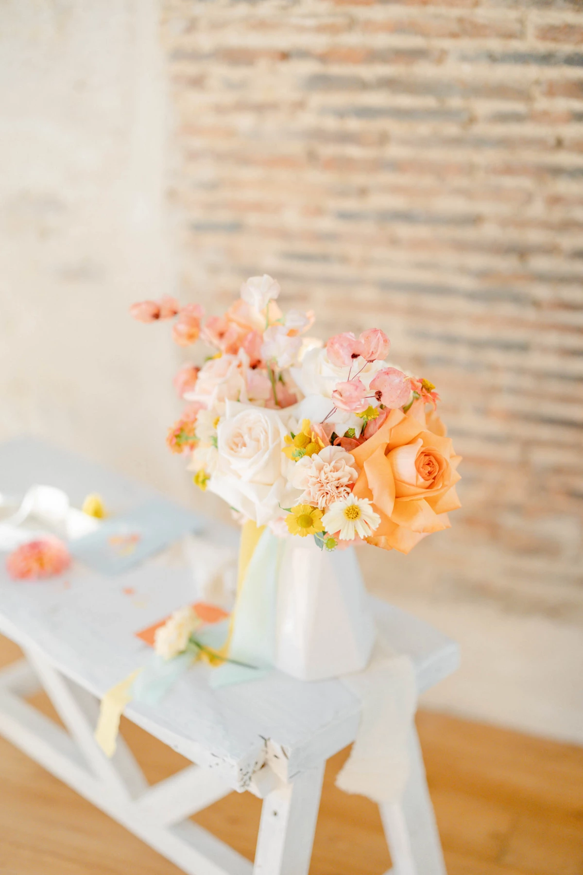 rose pétale composition florale gris marron