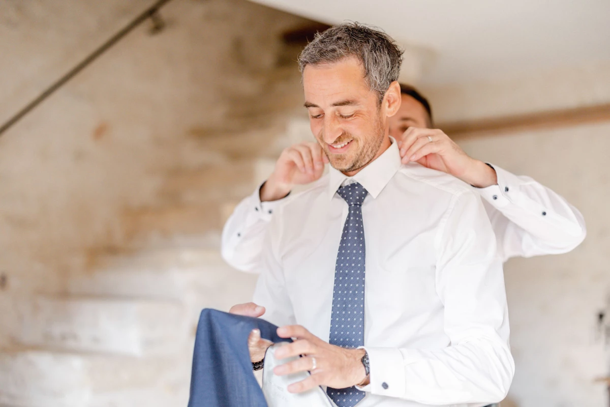 collier main poignet gris marron