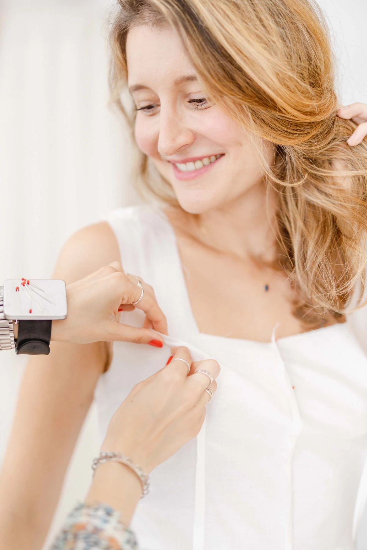 main poignet geste montre produits de beauté