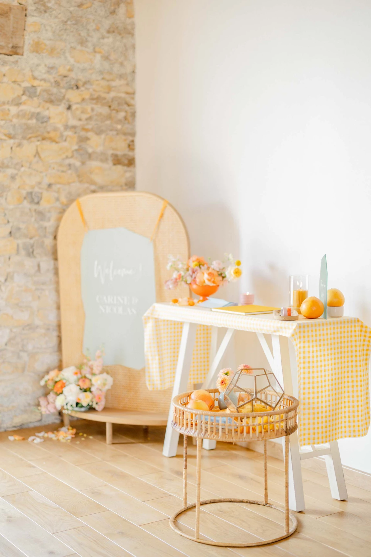 meubles bois chaise composition florale plante d'intérieur