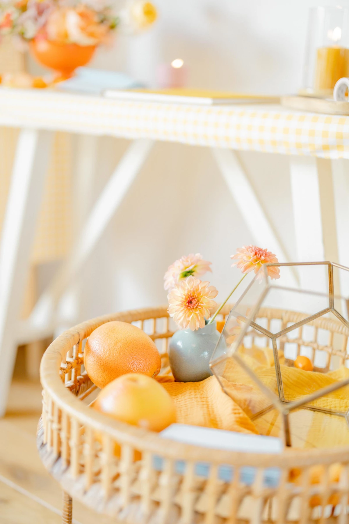 panier vaisselle jaune vase plante d'intérieur