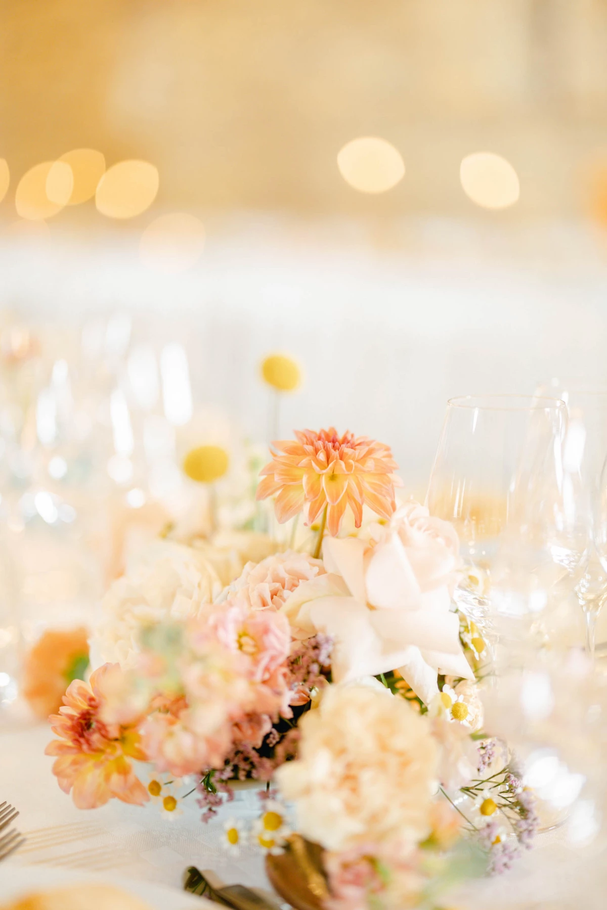 jaune composition florale orange pétale rose