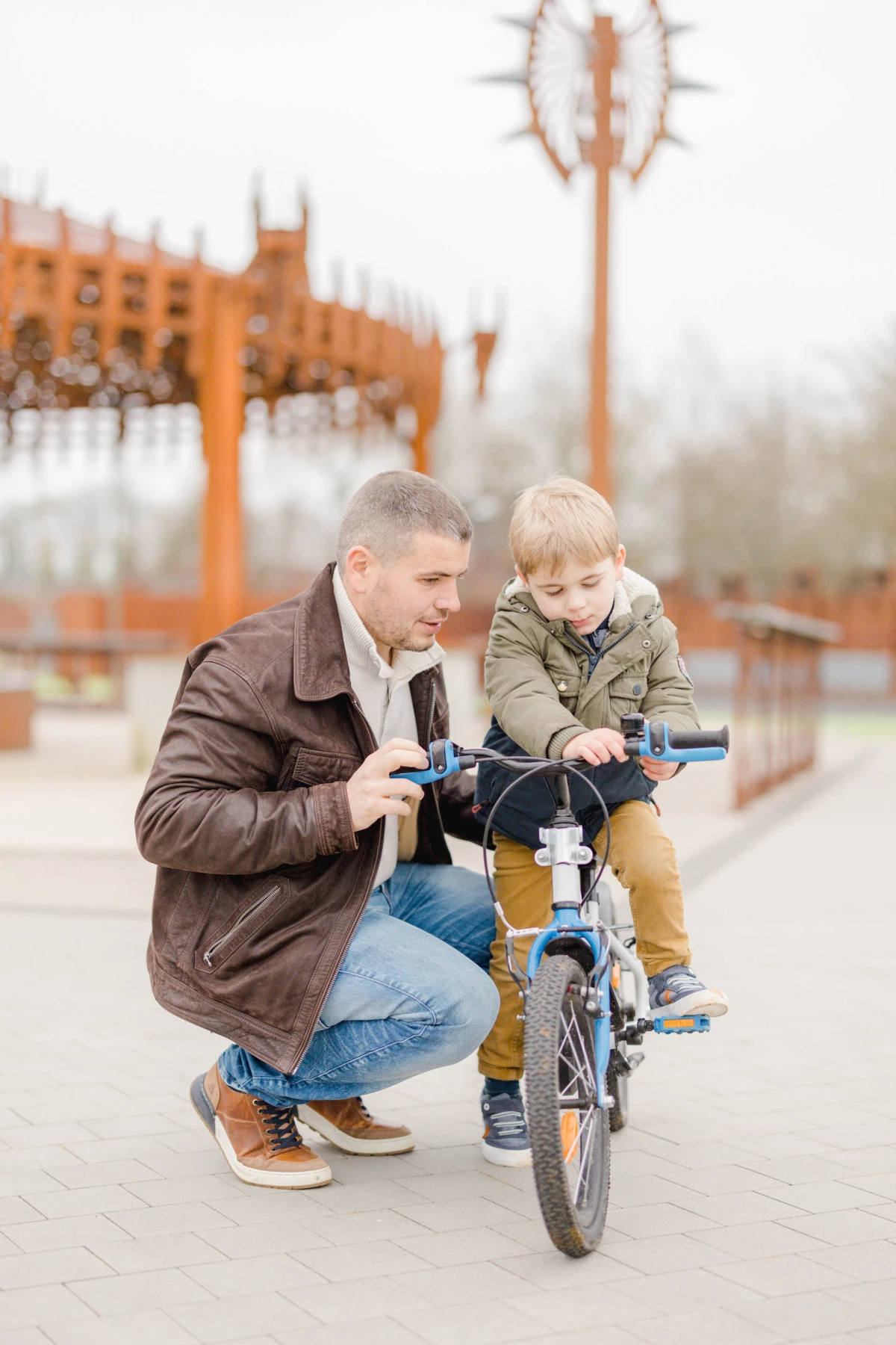 bonheur vélo enfant sourire gris