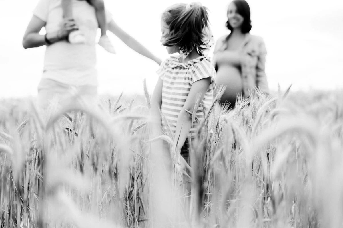 bonheur enfant champ monochrome gris