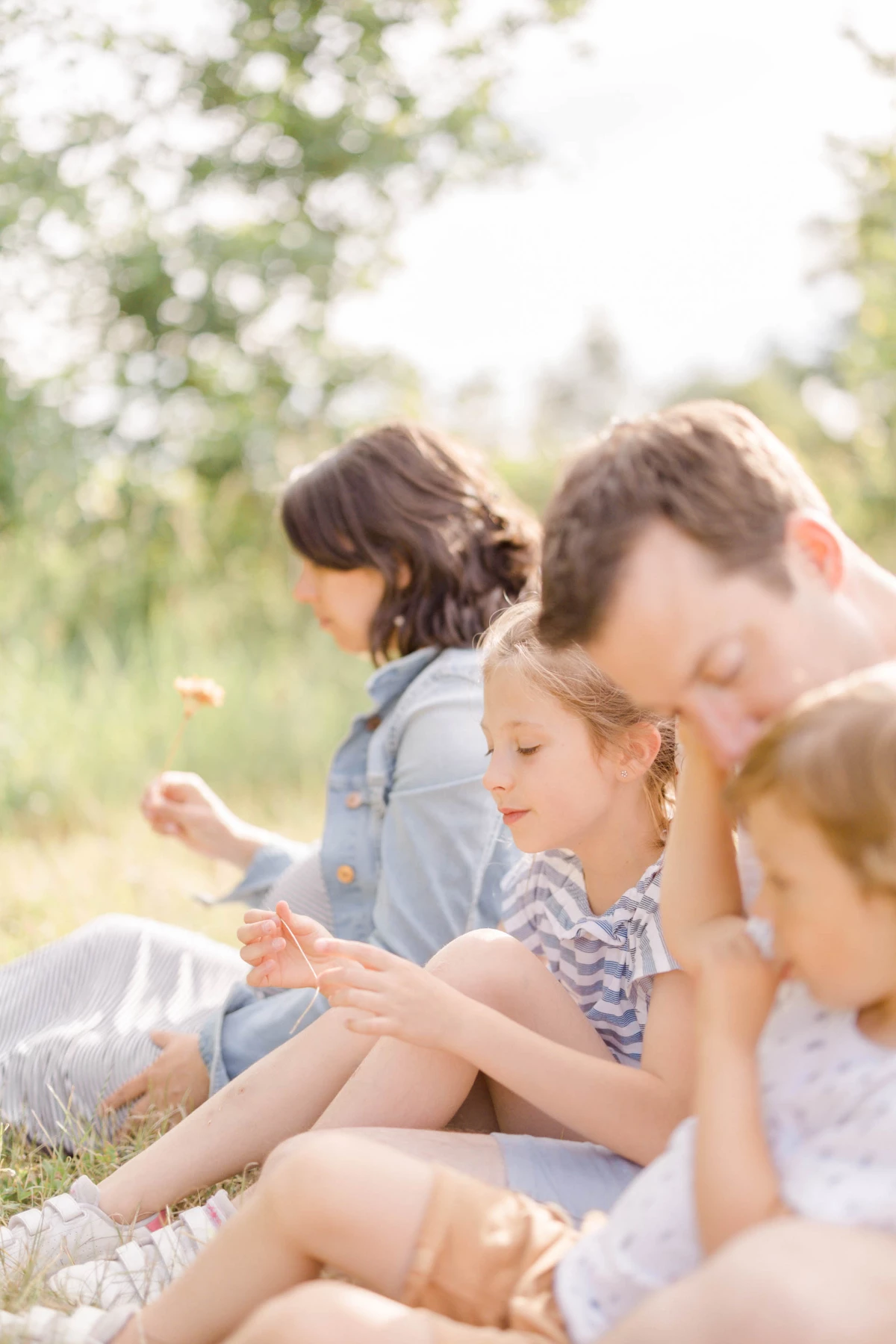 bonheur enfant famille marron gris