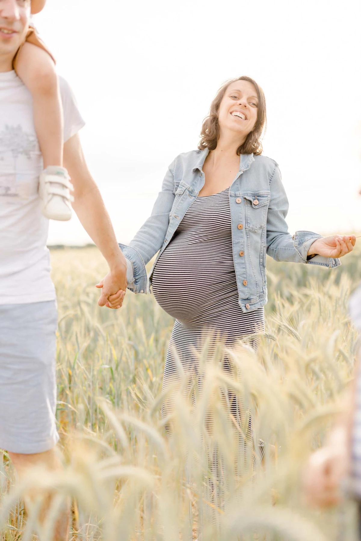 bonheur amour enfant famille se tenir la main