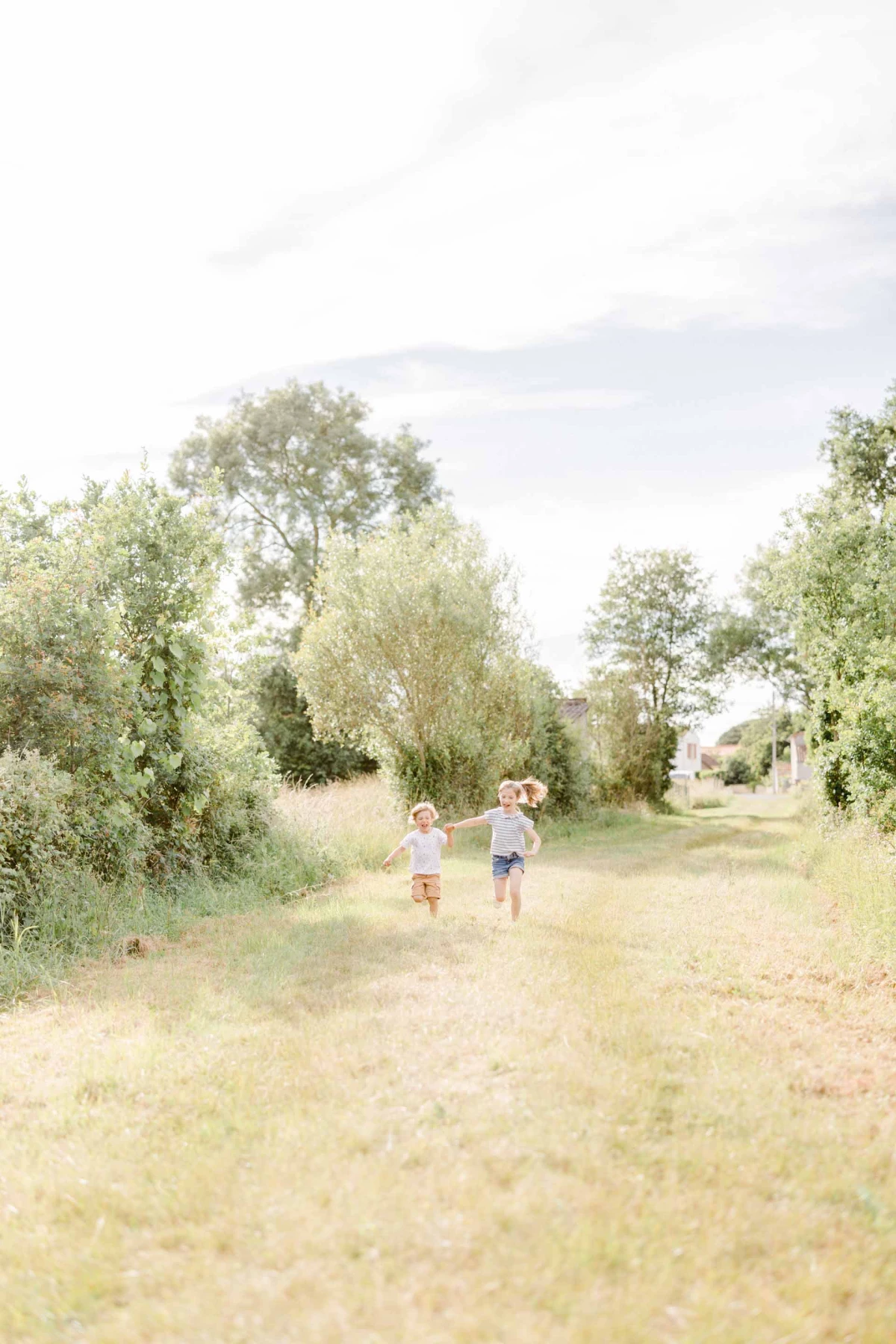 enfant prairie se tenir la main bonheur gris