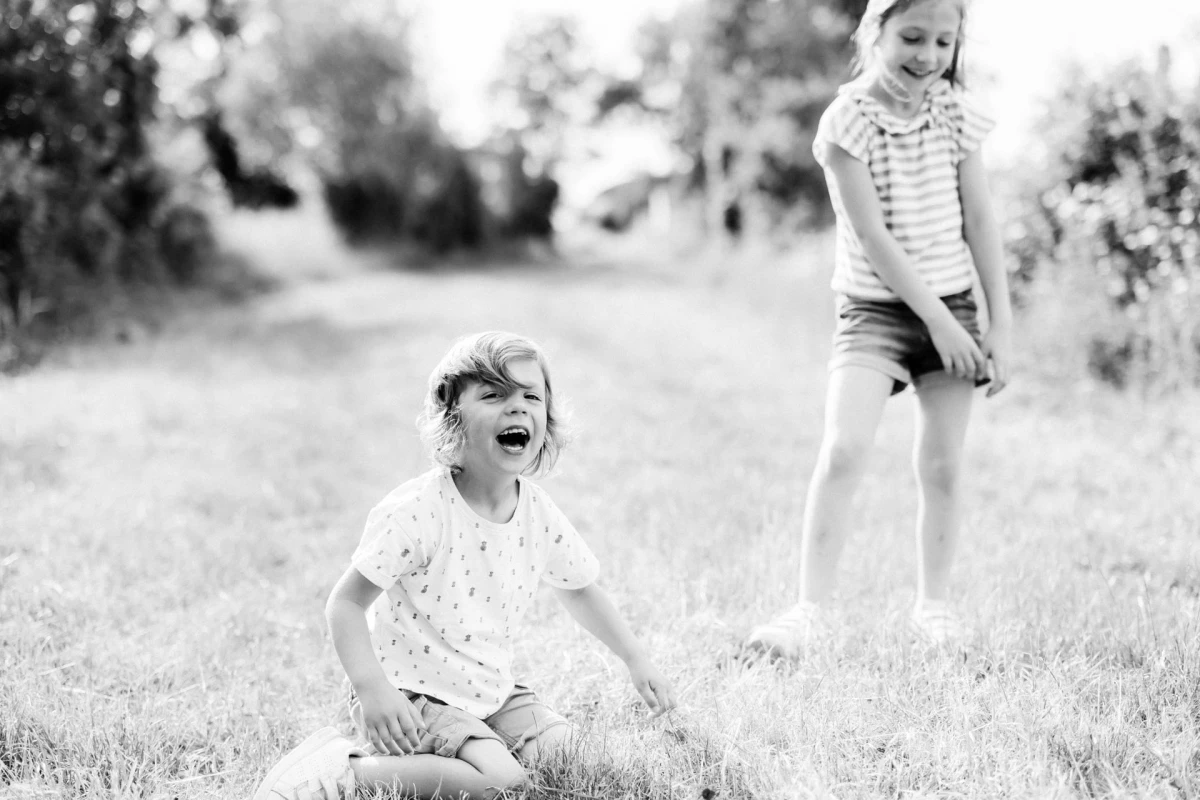 bonheur blanc sourire enfant monochrome