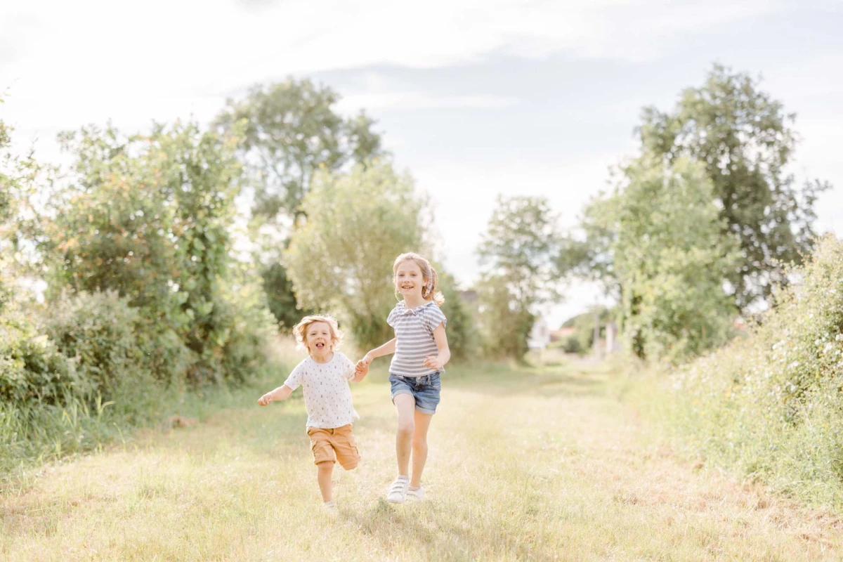 bonheur enfant prairie gris nature