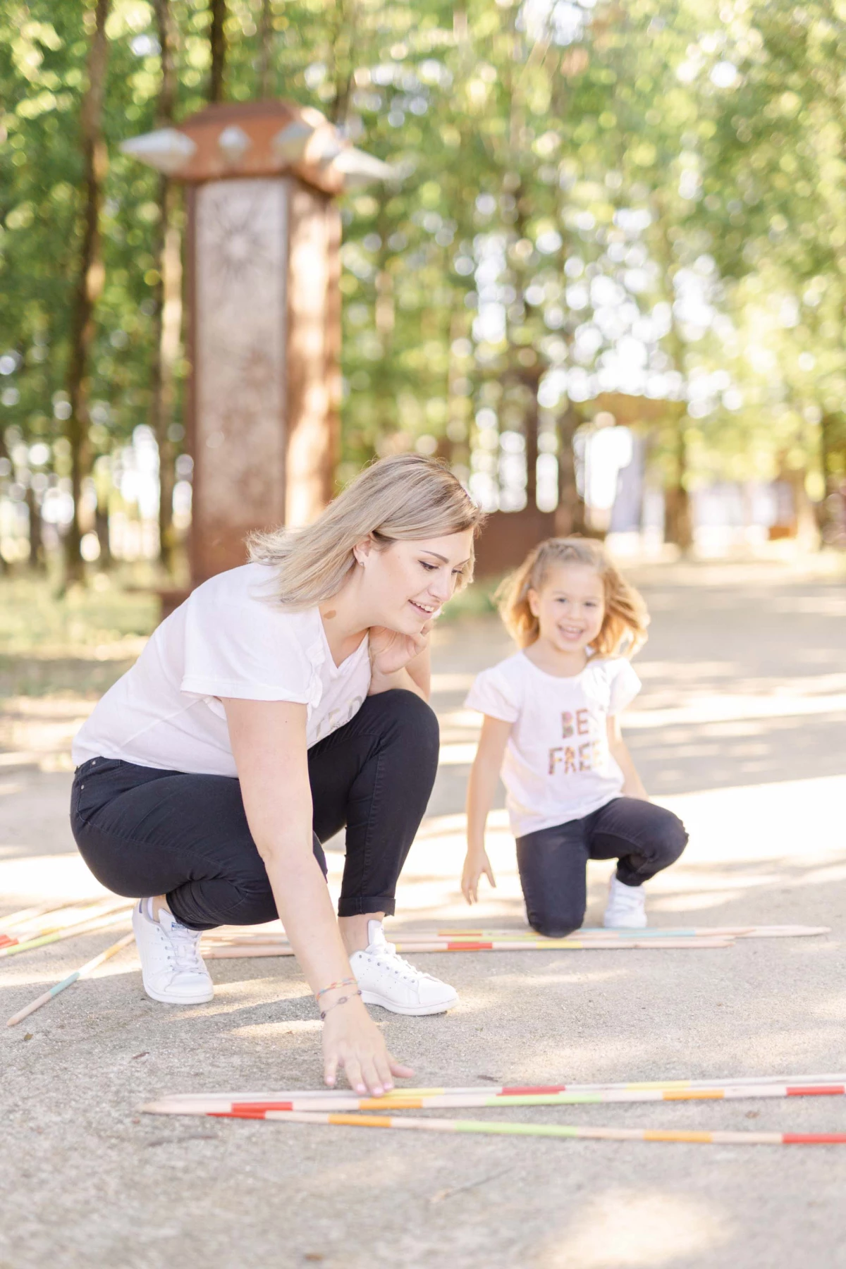 bonheur enfant gris nature extérieur
