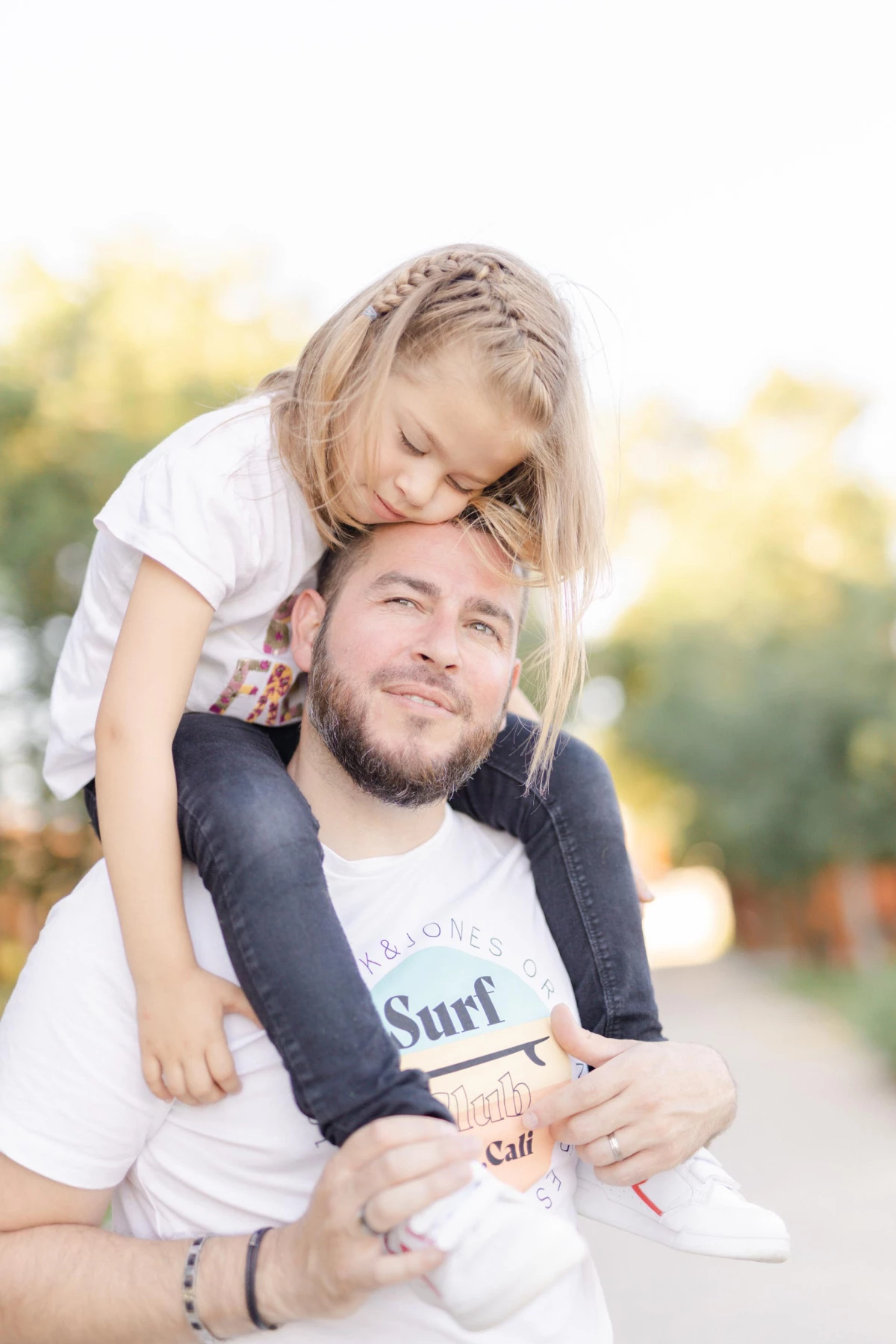 cheveux bonheur sourire main chemise