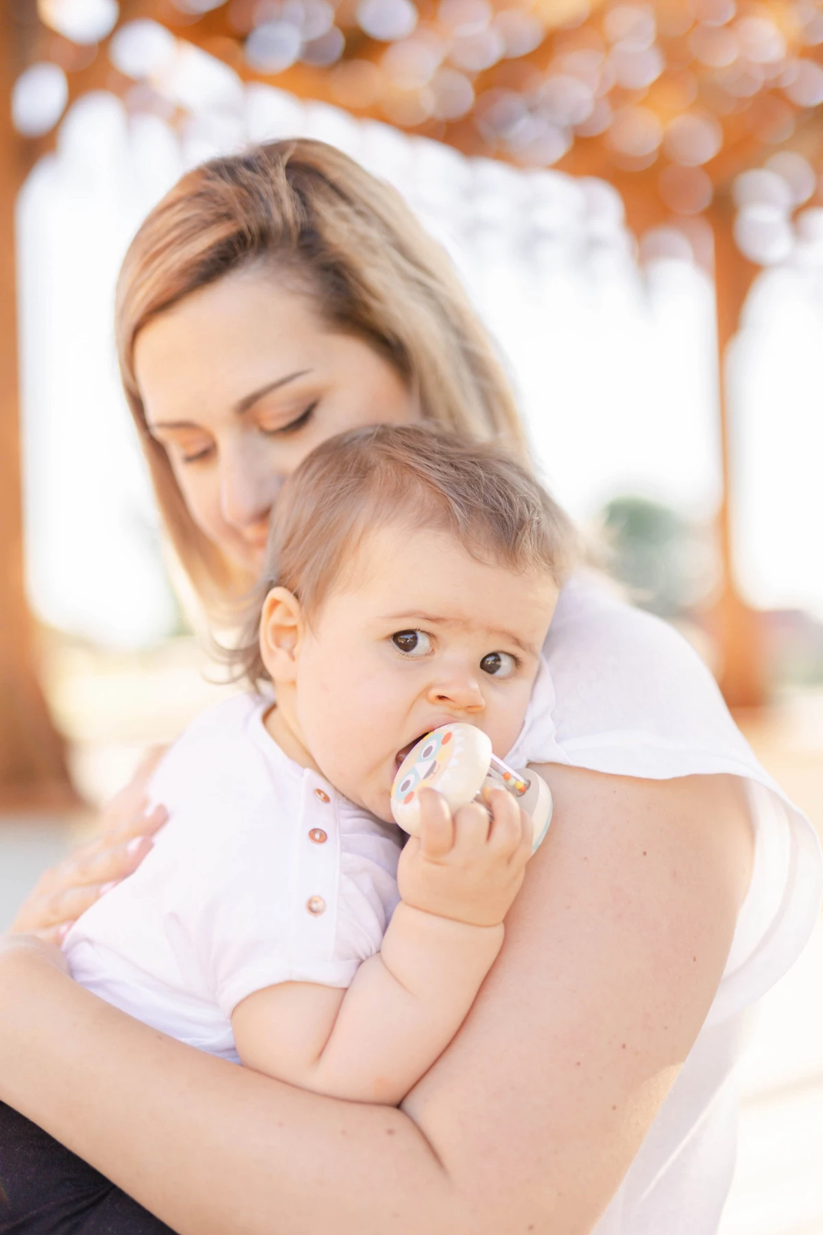 bonheur enfant sourire gris extérieur