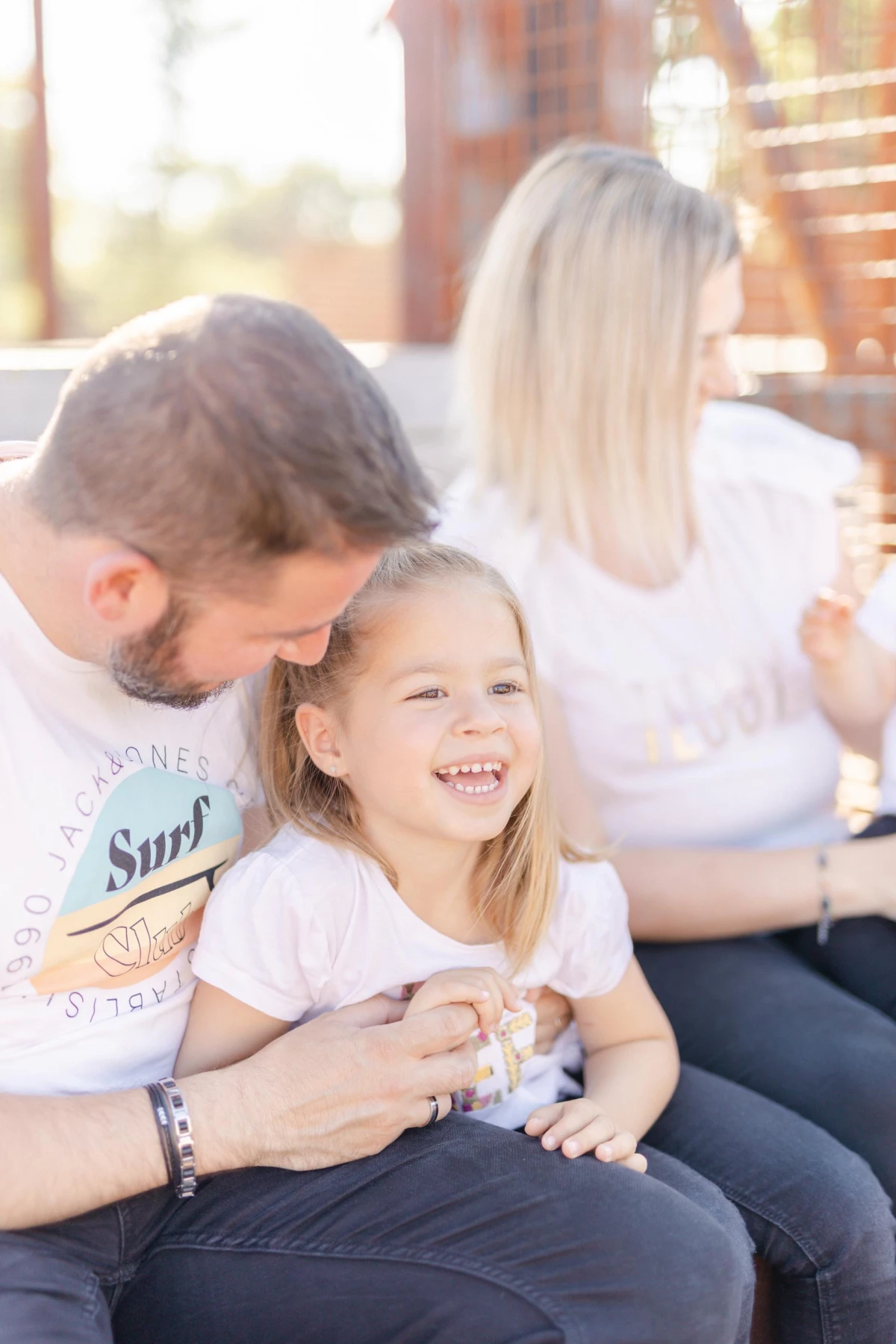 bonheur sourire enfant amour gris