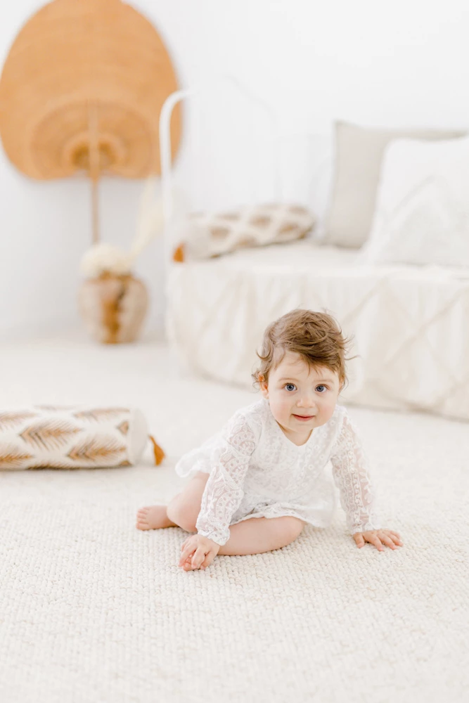 enfant rose bonheur gris marron