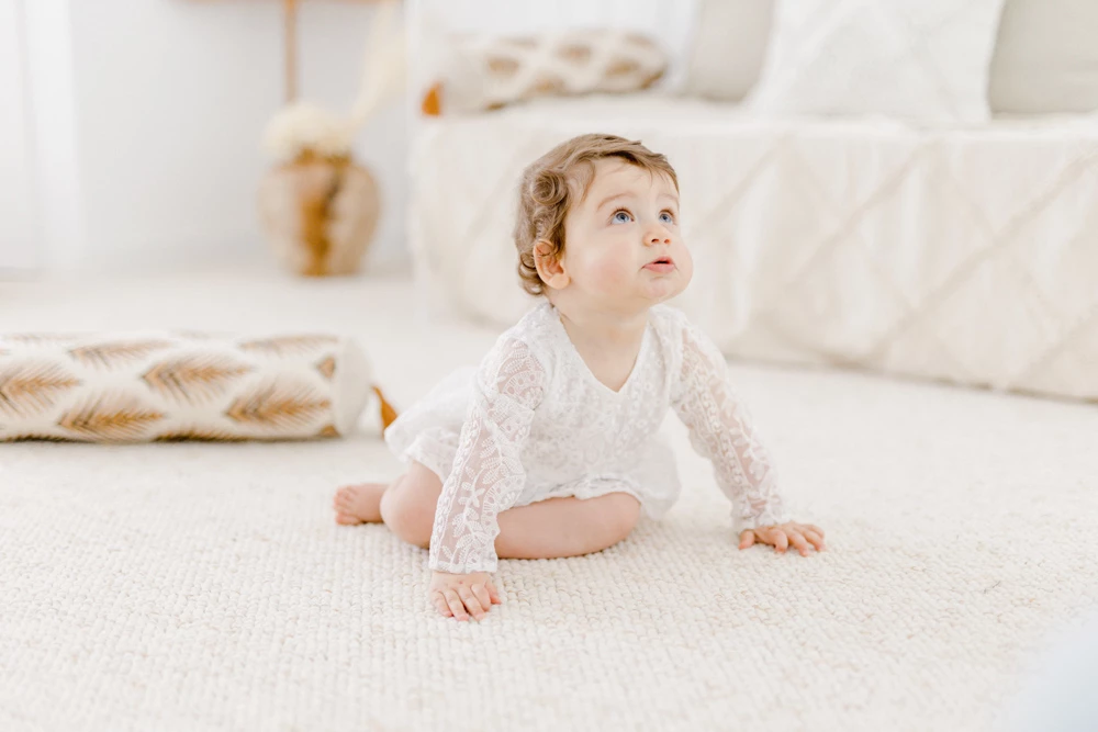 enfant bonheur rampant marron gris