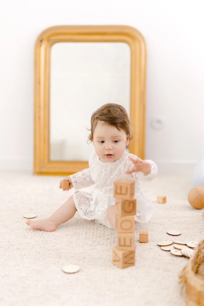 enfant bonheur jouer jouet beige