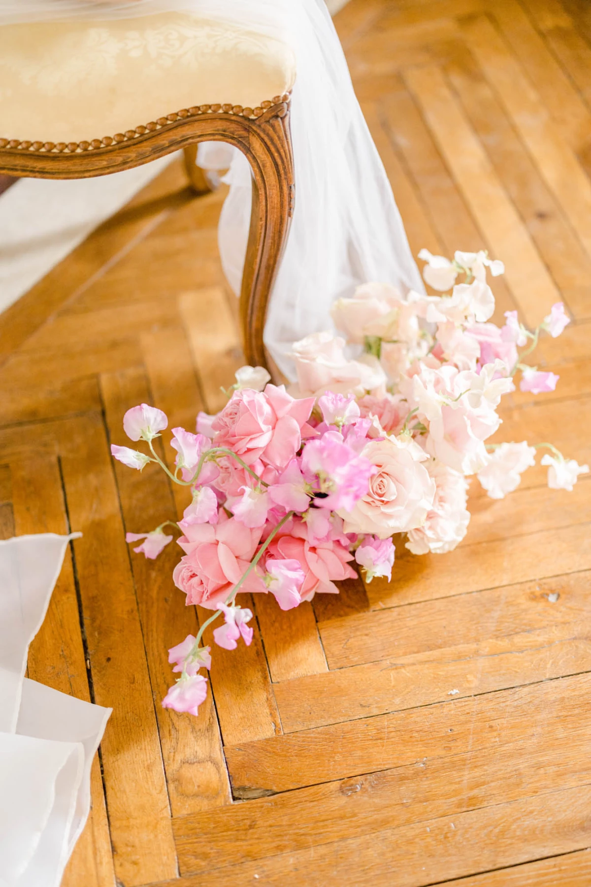 fleur pétale rose composition florale beige