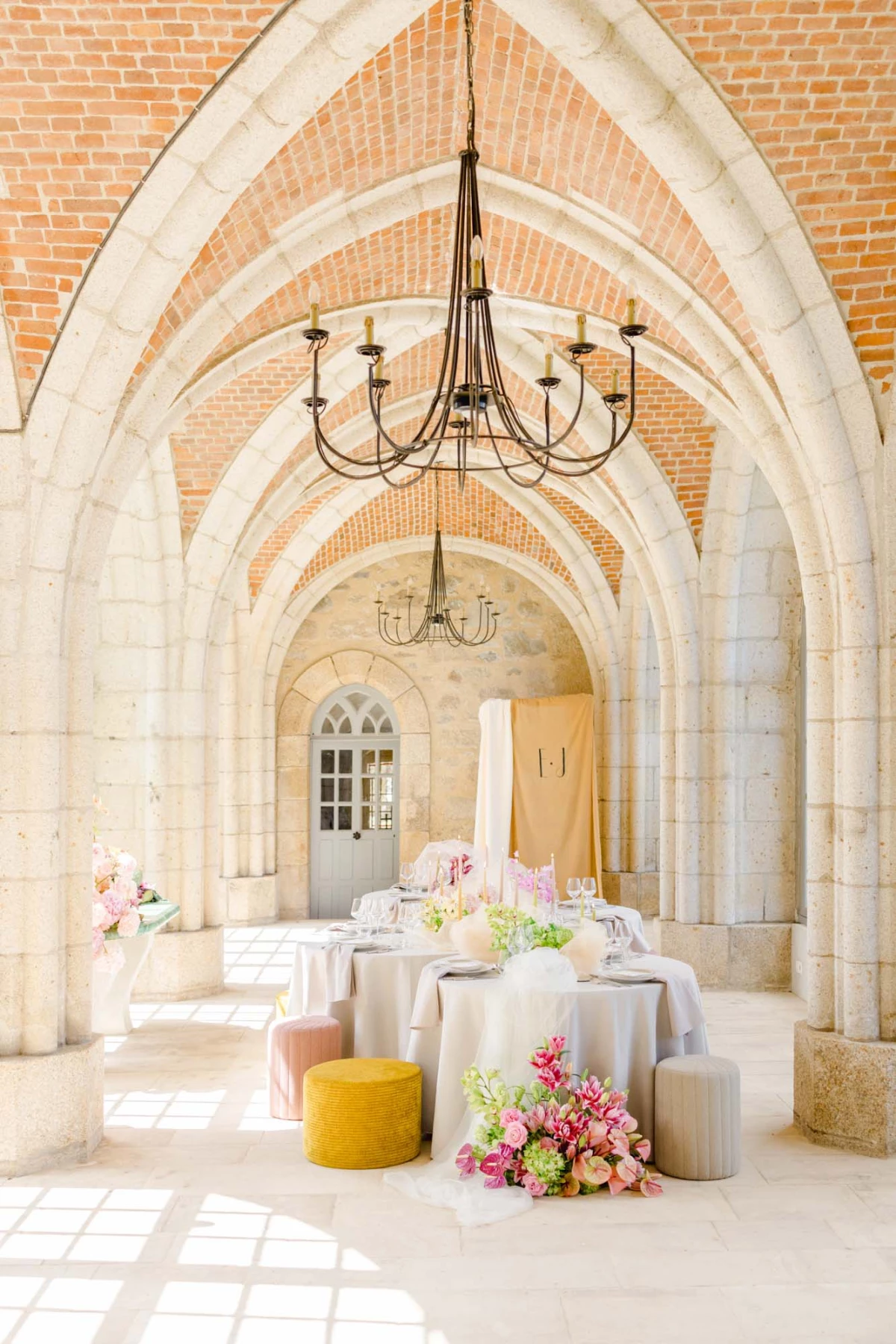 chaise colonne composition florale gris marron