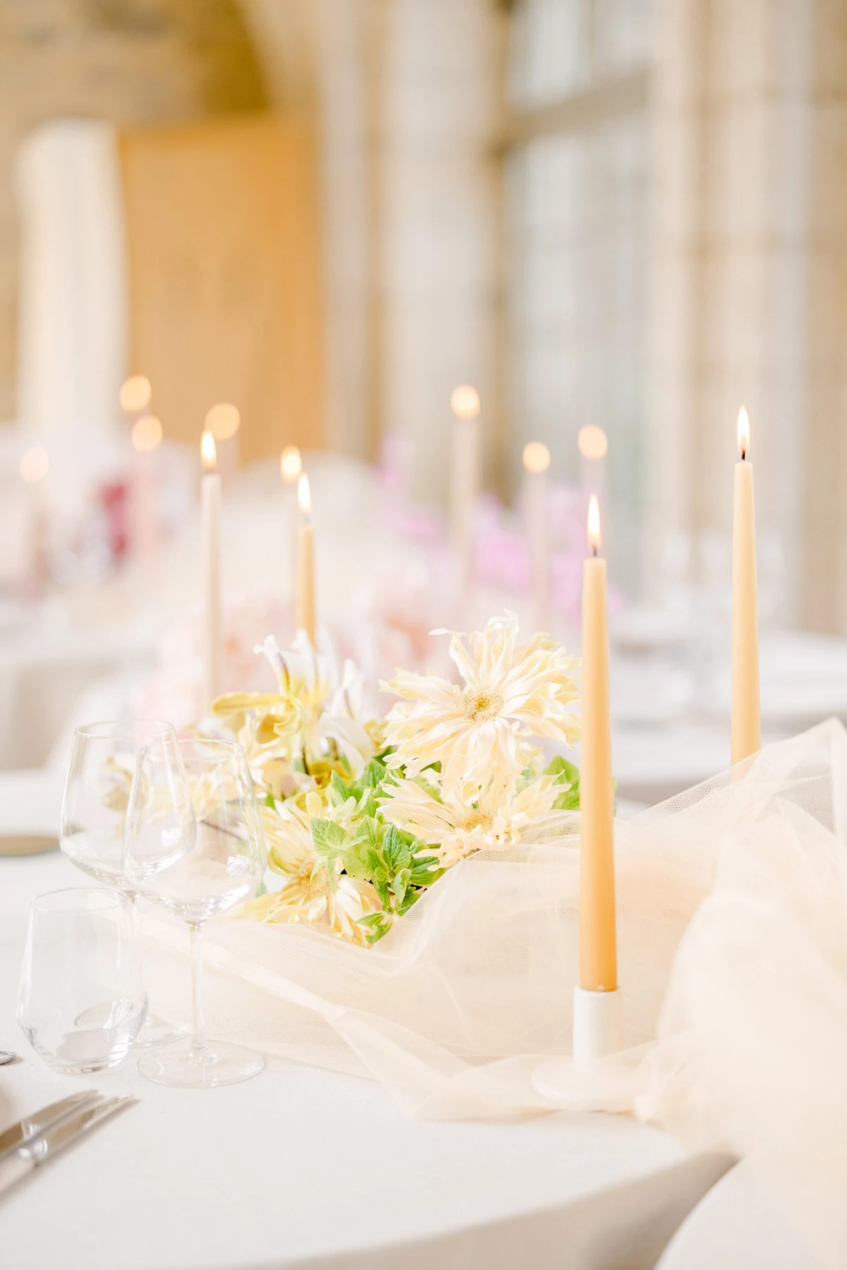 événement composition florale verres à pied bougie gris