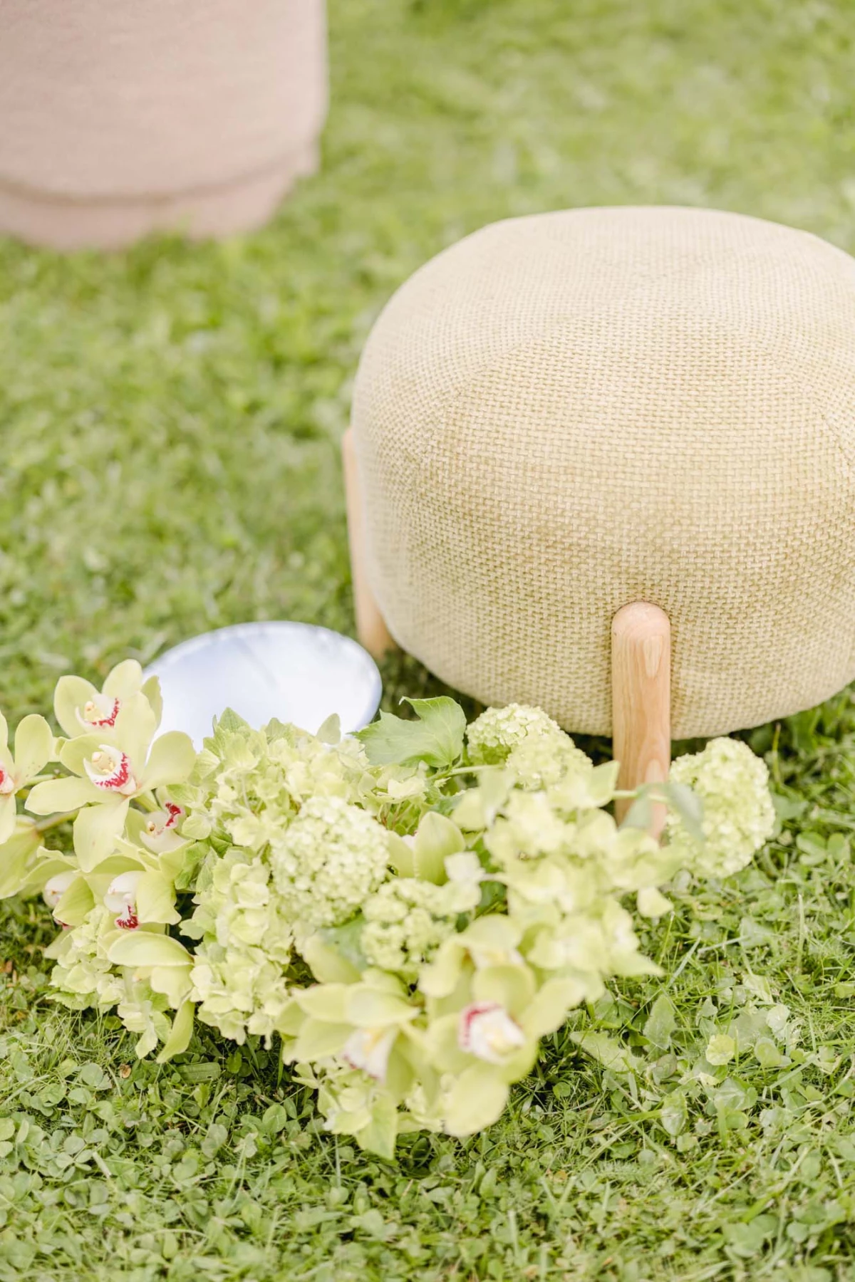 panier osier jardin composition florale marron