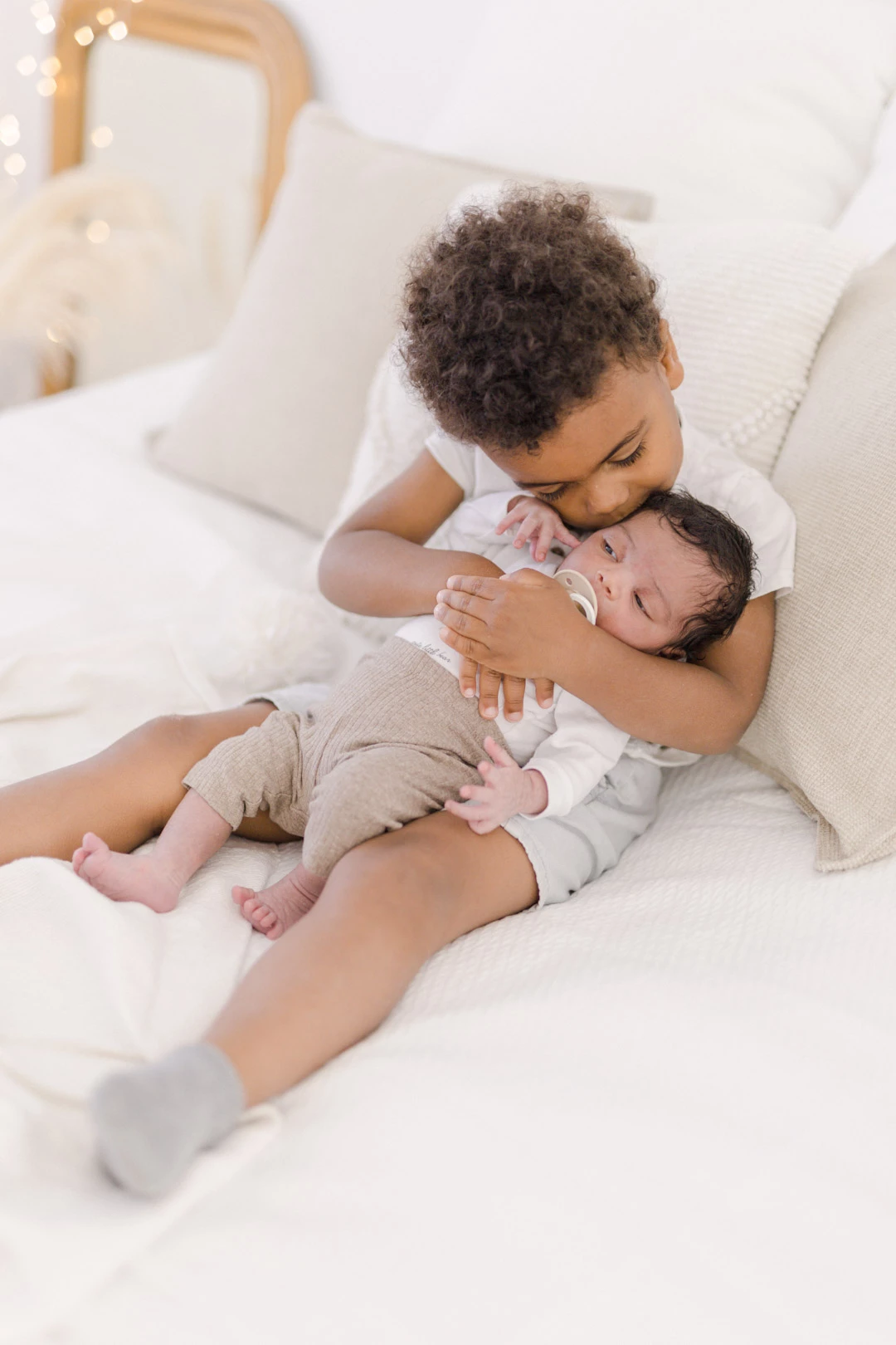 enfant bonheur gris lit bébé