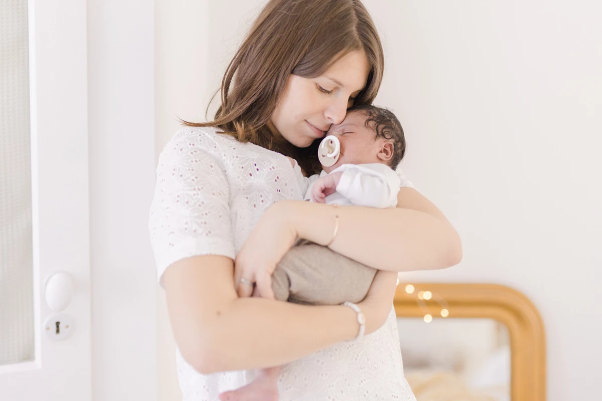 bonheur main enfant sourire gris
