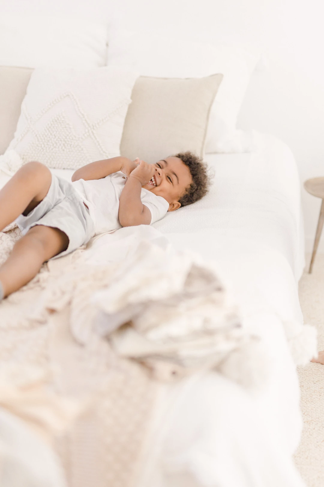 enfant lit bonheur beige gris