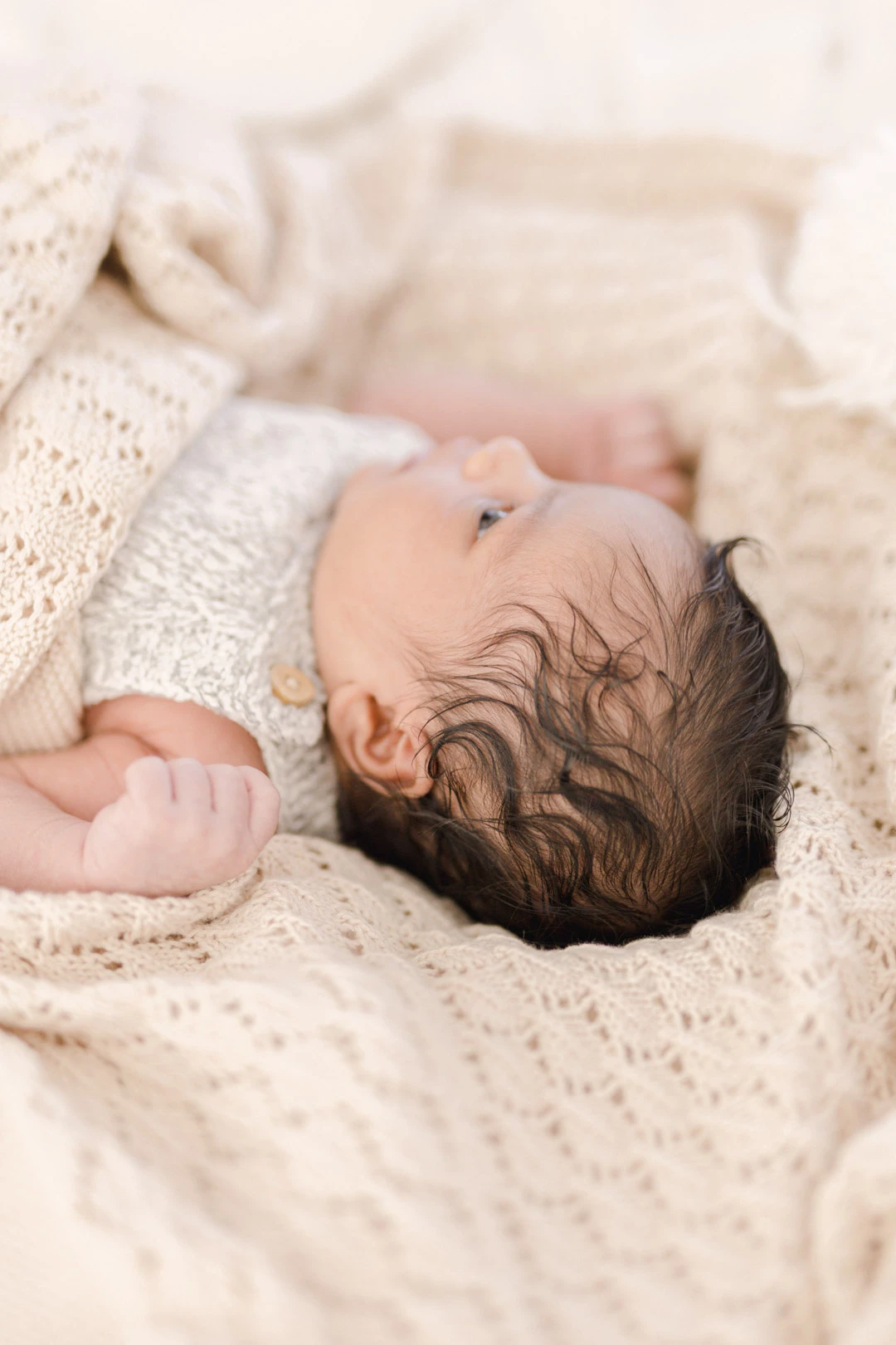 enfant marron gris bébé