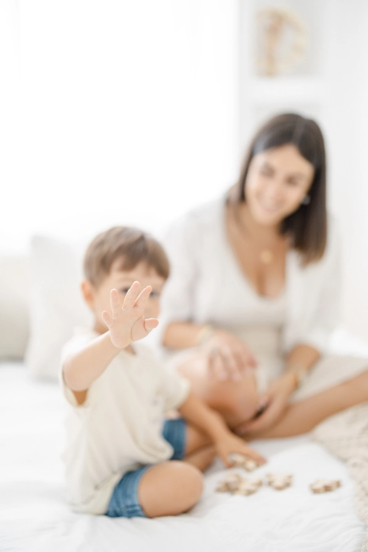 main bonheur enfant amour beige