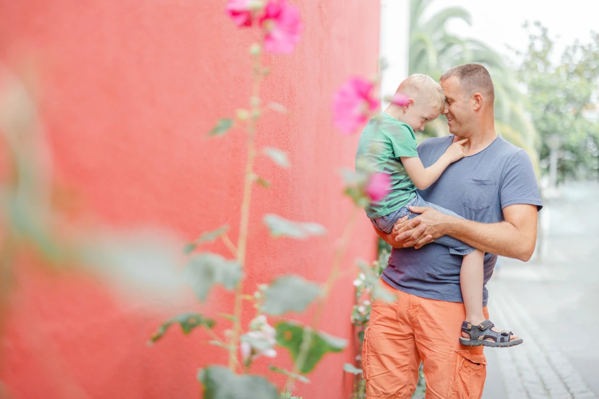 bonheur enfant amour marron gris