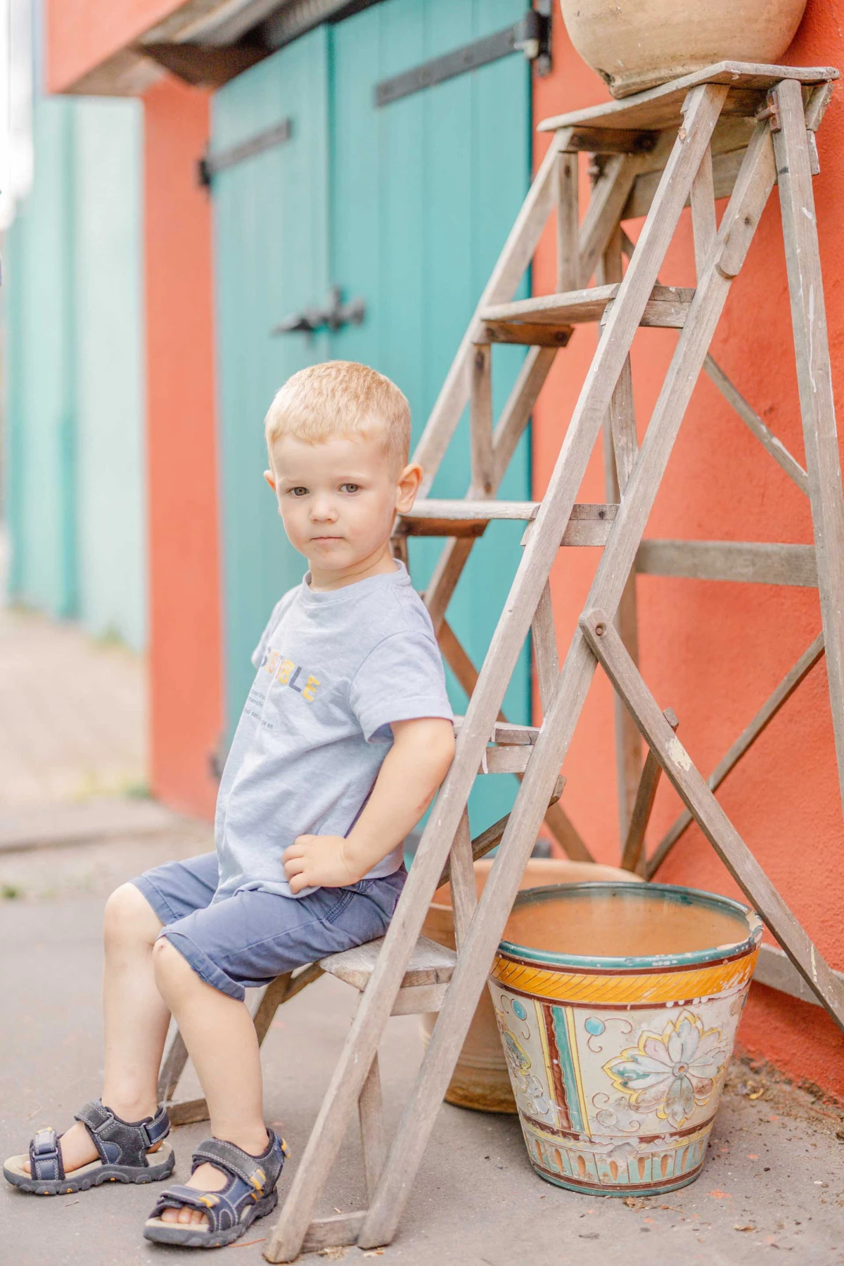 enfant bonheur jouer gris marron