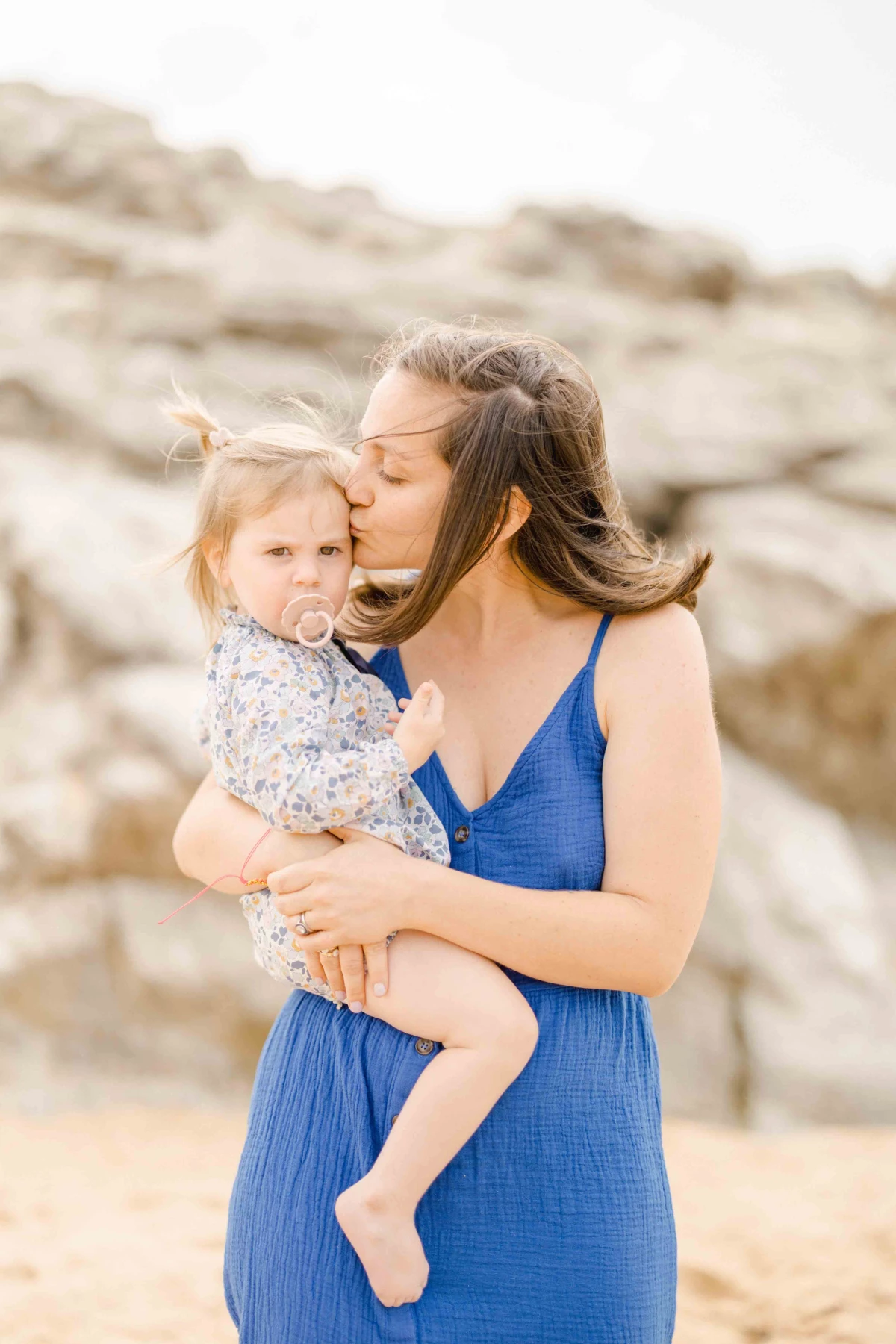 bonheur robe sourire enfant gris