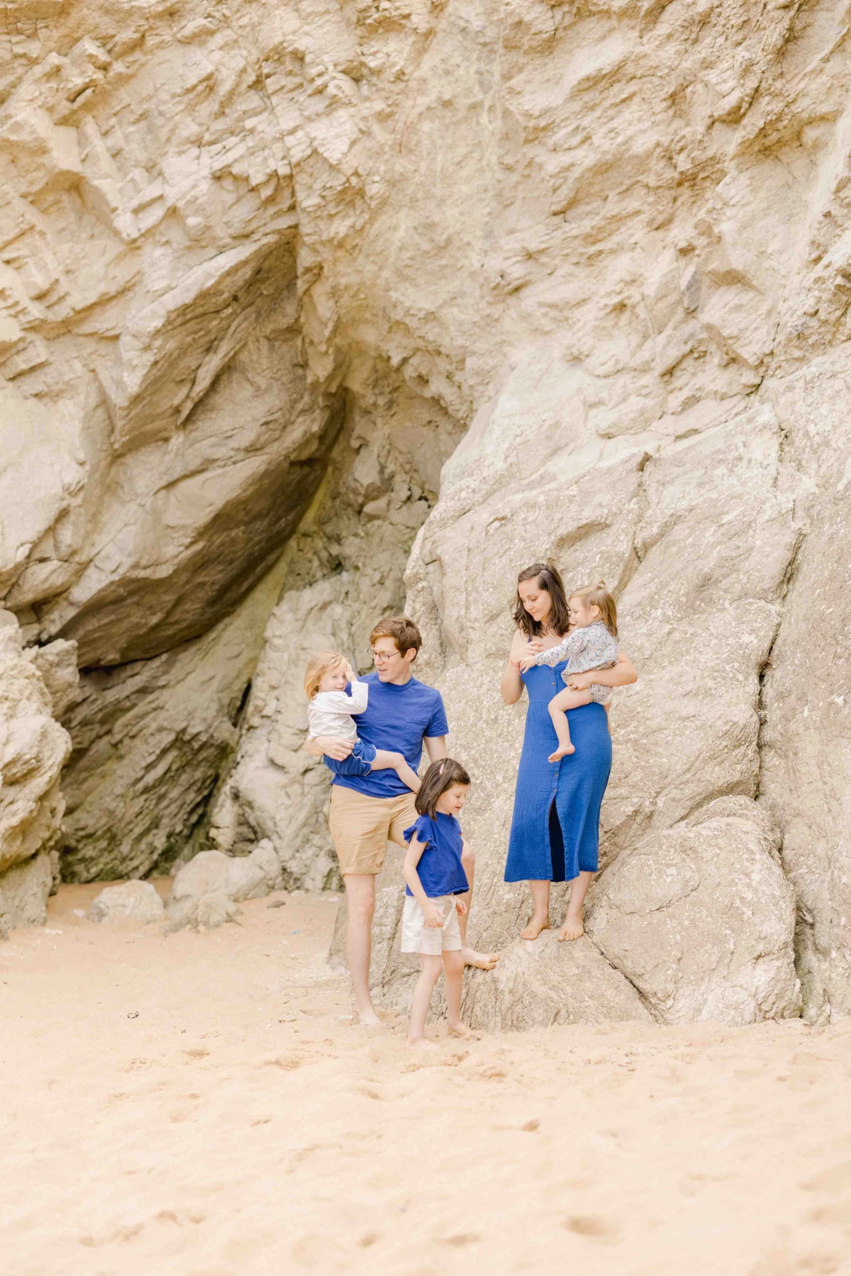 bonheur enfant sable amour gris