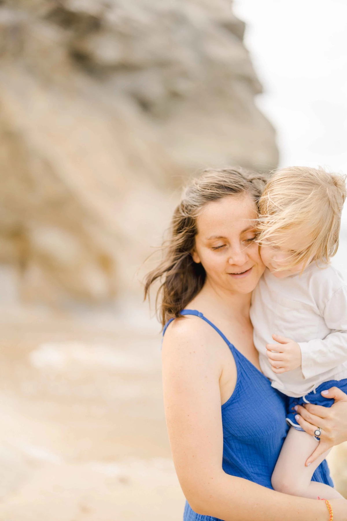 bonheur enfant plage gris marron