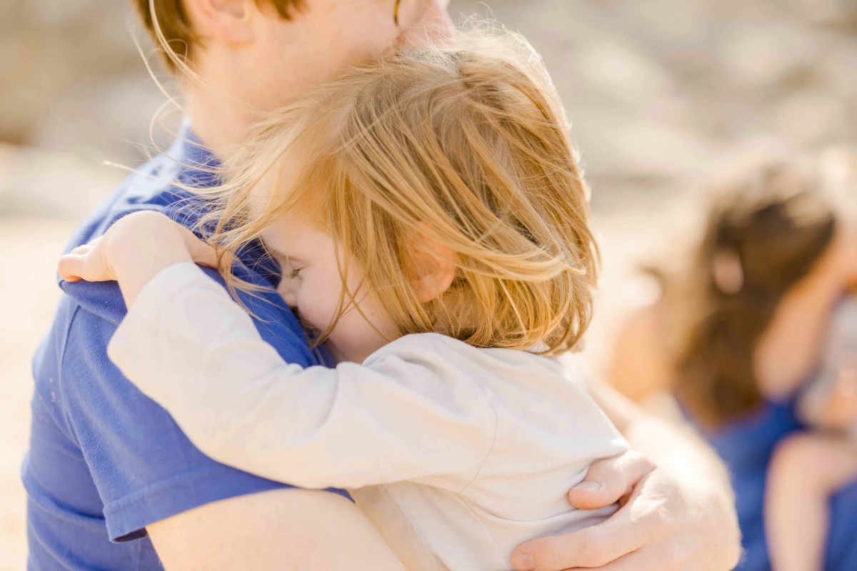 bonheur enfant amour câlin marron