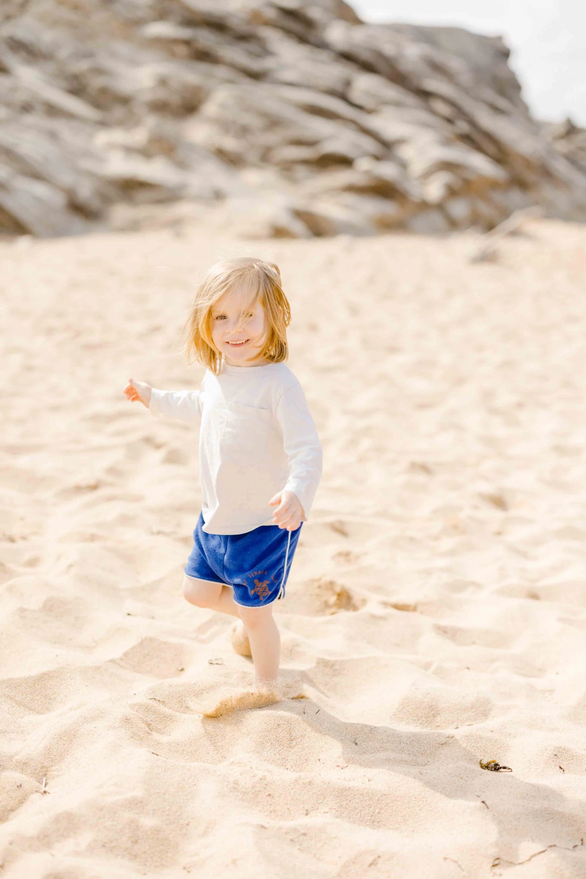 enfant plage sable bonheur gris