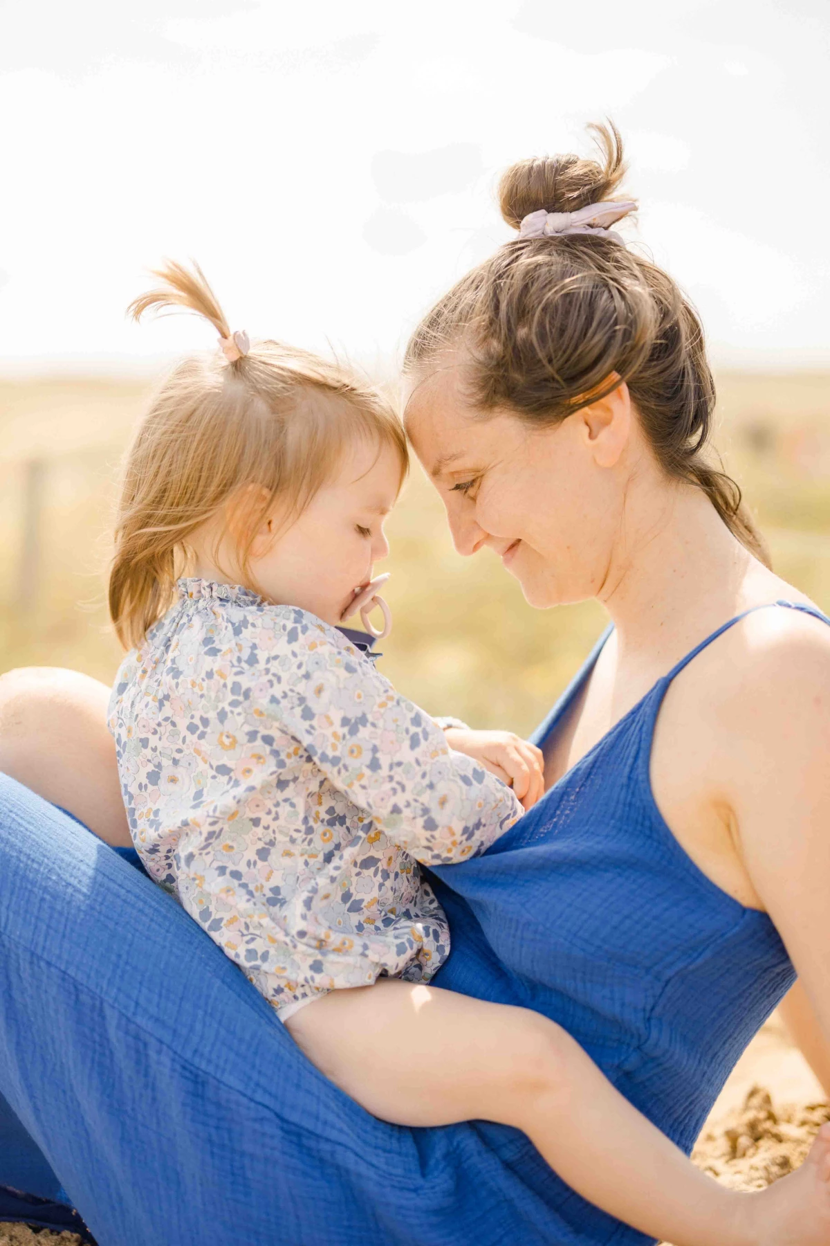 bonheur enfant amour gris marron