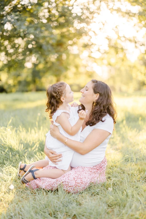 bonheur herbe main enfant prairie