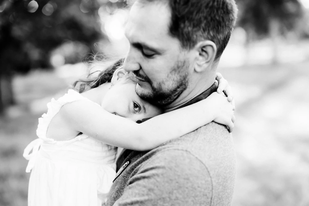 bonheur enfant amour monochrome gris