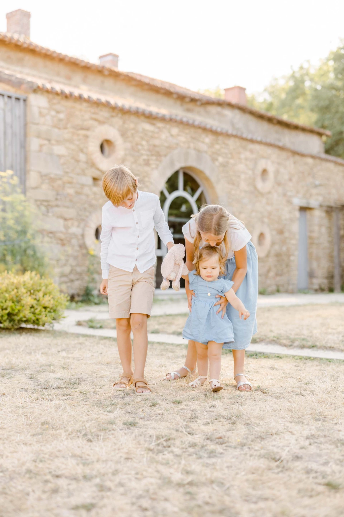 enfant robe bonheur se tenir la main gris