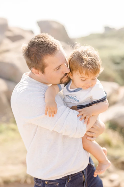 bonheur enfant amour sable gris