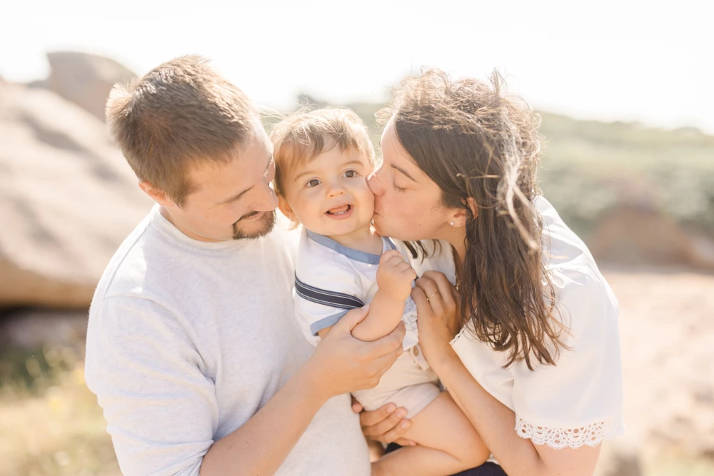 bonheur enfant sourire amour gris