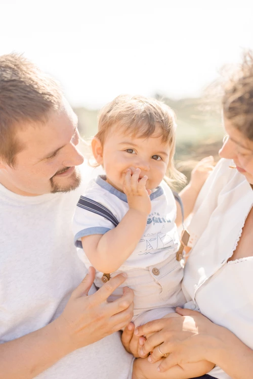 bonheur main sourire enfant marron