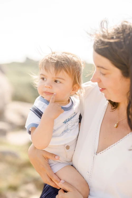 bonheur enfant sourire amour gris