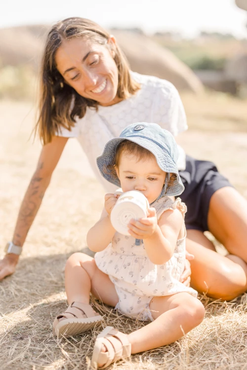 bonheur main enfant sourire marron