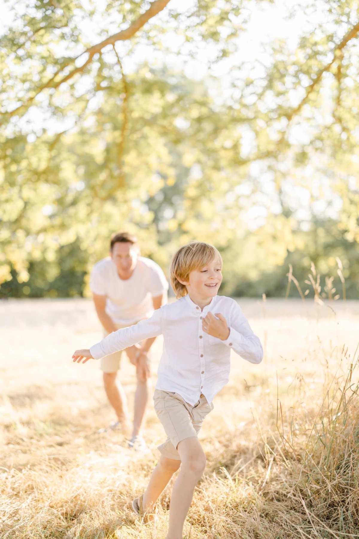 bonheur herbe enfant prairie gris