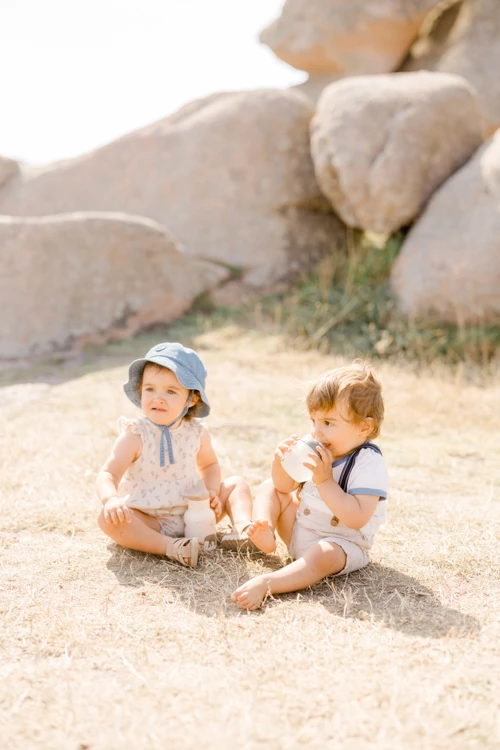 enfant chapeau de soleil bonheur marron gris