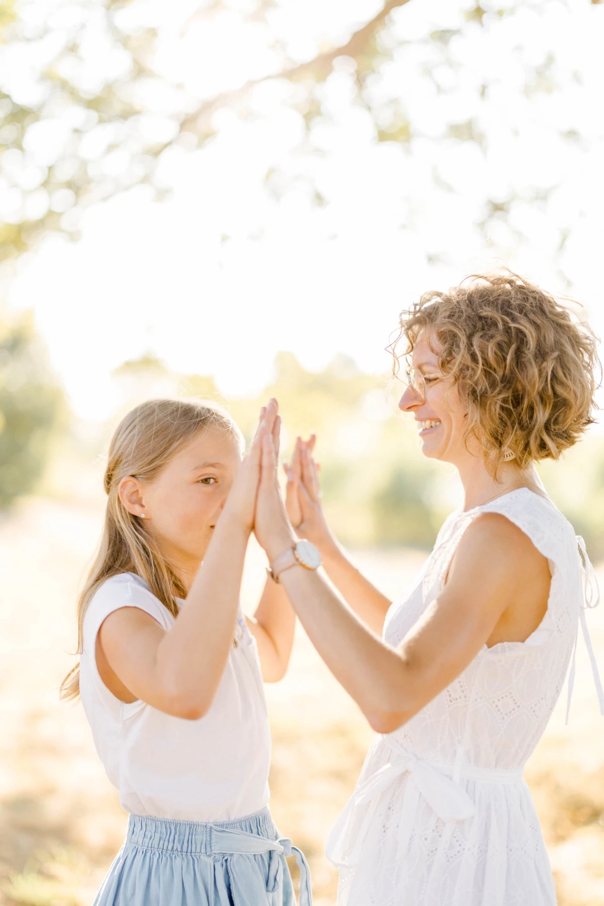 bonheur main sourire geste enfant