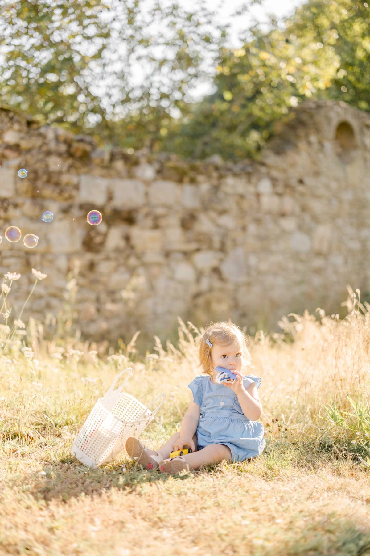 enfant rose robe bonheur gris