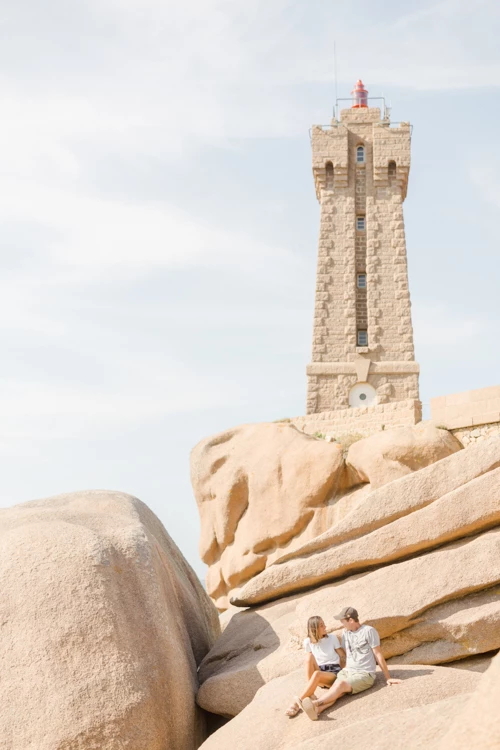 rocher tour site historique beige gris